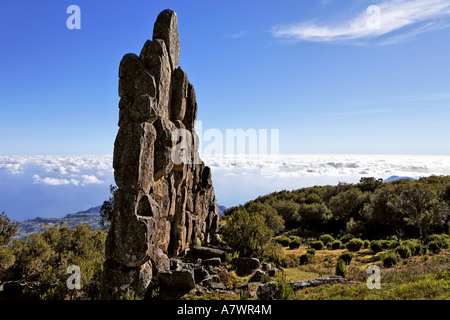 Formazione di roccia chiamato Homem em Pe (sassoso umana) sul Achada do Teixeira, Madeira, Portogallo Foto Stock