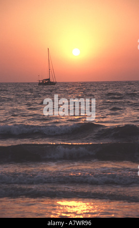GOA il sole tramonta sul mare Arabico a Colva Beach Foto Stock