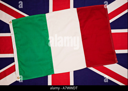 Bandiera Italiana sulla bandiera britannica Foto Stock