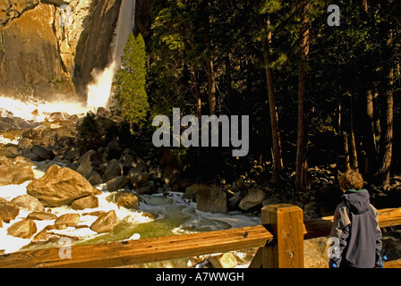 Yosemite Falls cascate inferiori bacino piscina base rainbow Foto Stock