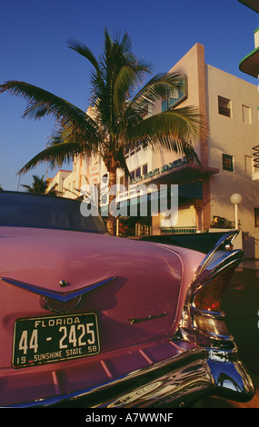 Stati Uniti, Florida, Miami Beach, la parte posteriore di una Cadillac su Ocean Drive Foto Stock