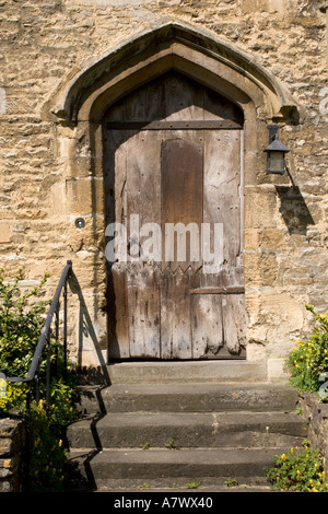 Antica porta di legno a Burford, Cotswolds, Oxfordshire, England, Regno Unito Foto Stock
