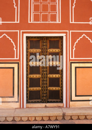 Dipinto di porte e mura presso il palazzo della città a Jaipur, India. Foto Stock