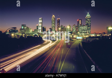 Stati Uniti, Georgia, Atlanta, panoramica della città e della strada che passa attraverso la città Foto Stock