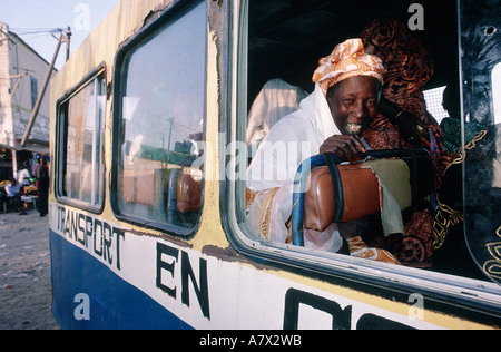 Il Senegal, Saint Louis regione, centro storico, bus locale (linea veloce) in attesa per i suoi passeggeri passeggeri smiley Foto Stock