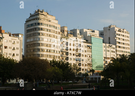 Il Marocco, Casablanca: Appartamento edifici lungo Avenue Hassan II Foto Stock