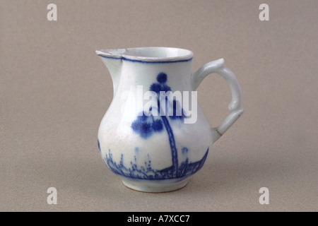 Porcellana di prua un blu e bianco crema balaustra caraffa circa 1750-52 Foto Stock