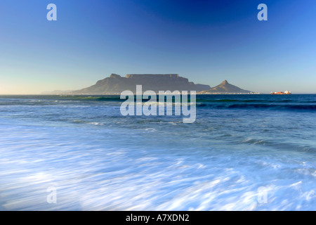 Una vista della Table Mountain e la città di Cape Town si vede tutta la baia della tavola da Bloubergstrand beach. Foto Stock