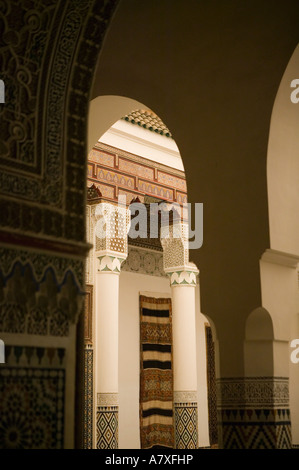 Il Marocco Marrakech : Musee de Marrakesh (ospitato in un edificio ristrutturato del XIX secolo riad: Dar Mnebbi) colonne Foto Stock