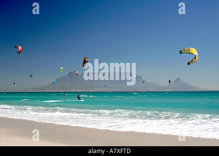 Kite surfers in Table Bay con la Table Mountain e la città di Cape Town in background. Foto Stock