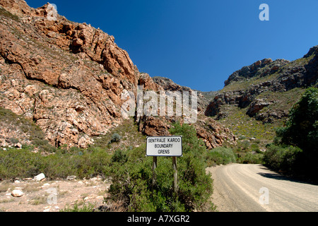 Una strada di ghiaia che conduce attraverso la Groot Swartberge mountain range in Sud Africa la provincia del Capo occidentale. Foto Stock