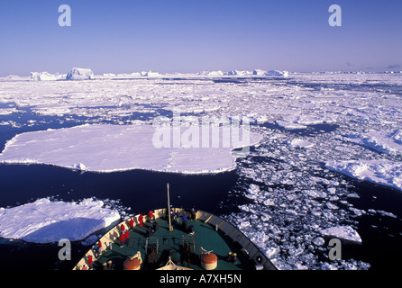 L'Antartide, prua della expedition cruise ship Ms. mondo scopritore la crociera anche se il flusso di ghiaccio. Foto Stock
