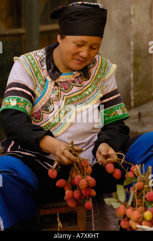 Yi minoranza etnica donna per la vendita di frutta nel mercato Yuanyang. Yuanyang, Honghe Prefettura, nella provincia dello Yunnan. Cina Foto Stock