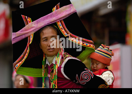 Xiaoliangshan Yi o black hat Yi. Zhongdian. Deqin Autonymous tibetano Prefettura. Nella provincia dello Yunnan. Cina Foto Stock