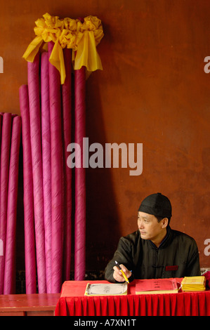 Studente presso il Tempio confuciano di letteratura. Jianshui. Nella provincia dello Yunnan. Cina Foto Stock