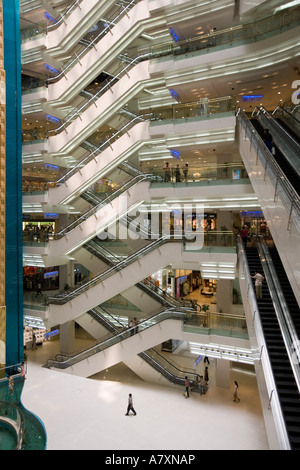 Asia, Cina Shanghai, Atrium del New World City Shopping Mall vicino a Piazza del Popolo e Nanjing Road. Foto Stock