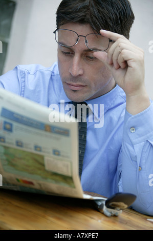 Imprenditore leggendo la carta Foto Stock