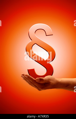 Il paragrafo segno Paragrafenzeichen in mano Foto Stock