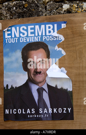 La Francia. Gers. Clar st. Campagna di manifesti di Sarkozy elezioni 2007. Hitler i baffi. Alcuni temono che le tendenze dittatoriale in Sarkozy Foto Stock