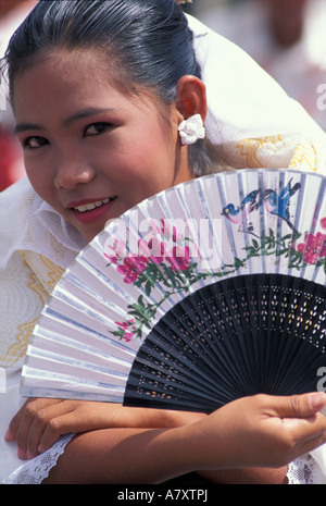 Filippine, isola di Cebu, giovane ragazza in costume tradizionale a Sinulog parade vicino a Cebu. Foto Stock