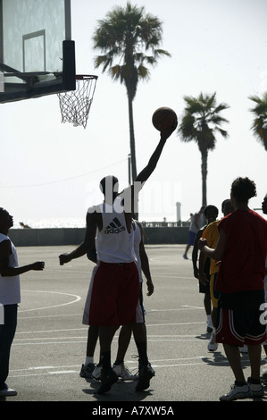 Giovani uomini giocare a basket Foto Stock