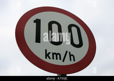 100 chilometri per ora km h attenzione segno di traffico al di fuori di Letterkenny County Donegal Repubblica di Irlanda Foto Stock