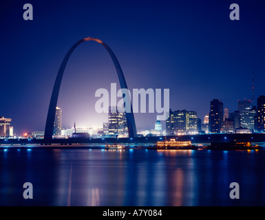 St Louis Gateway Arch nel Missouri USA la notte Foto Stock