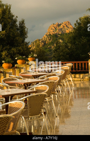 L'Europa, Francia, Corsica, Piana. Elegante sala da pranzo esterna opzione a Hotel des Roches Rouges. Tramonto su Les Calanches Foto Stock