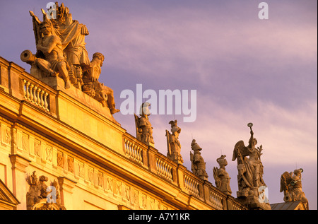 L'Europa, Germania, Berlino. Il viale Unter den Linden, la luce del mattino su Zeughaus Foto Stock