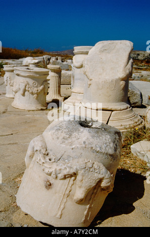 Grecia, il Mare Egeo, Delos. Rovine greco-romana di colonne lungo la Via Sacra. Foto Stock