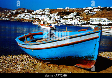 La Grecia, UE, Mar Egeo, Mykonos. Tipiche barche da pesca sulla spiaggia. Foto Stock