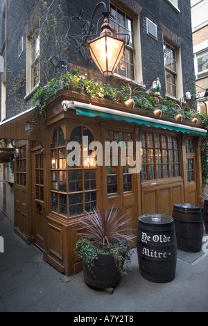 Voi vecchia taverna Mitre Ely Court London Inghilterra England Foto Stock