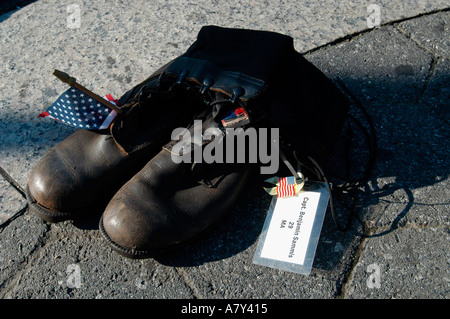 Più di 960 combattere gli scarponi sono in mostra presso la Union Square Park che rappresenta una coppia per ogni soldato americano ucciso nella guerra in Iraq Foto Stock