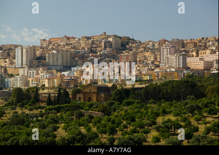 L'Italia, sicilia, Agrigento e la Valle dei Templi, Valle dei Templi, vista della moderna AGRIGENTO Foto Stock