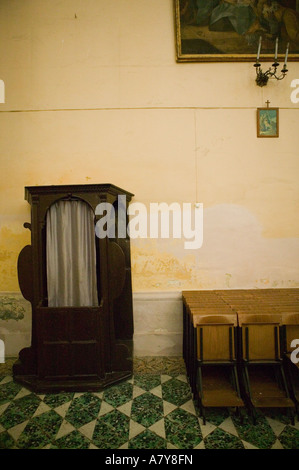 L'Italia, Puglia, Lecce, San Rosario la chiesa (XVII secolo) confessionale Foto Stock