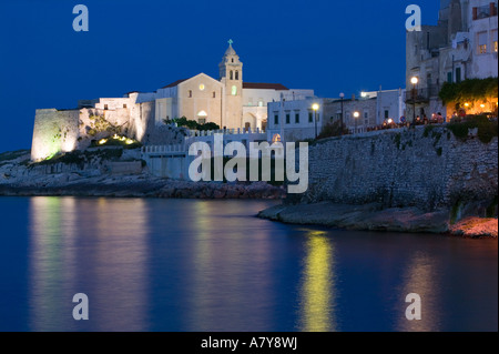 L'Italia, Puglia, il promontorio del Gargano, Vieste, vista di Punta San Francesco e la Chiesa Foto Stock