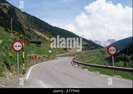 Strada C G n. 2 con 'nessun sorpasso' segni attraverso la Vall de Soldeu a Pas de la Casa. A Soldeu Andorra Foto Stock