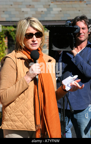 Martha Stewart parlando a un giudice di un grafico a torta di mangiare contest, Pocantico Hills, NY, STATI UNITI D'AMERICA Foto Stock