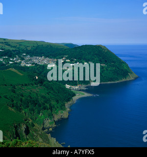 Guardando ad ovest verso il basso lungo scogliere alte e costa rocciosa da Countisbury Hill al villaggio Lynton e Lynmouth North Devon England Foto Stock