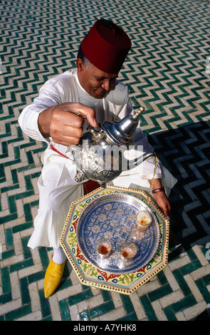 Il Marocco Marrakech, La Mamounia, l uomo che serve il tè locale secondo i costumi tradizionali Foto Stock