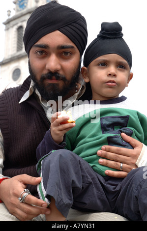 La comunità sikh celebra Vaisakhi in Trafalgar Square Londra Aprile. Foto Stock