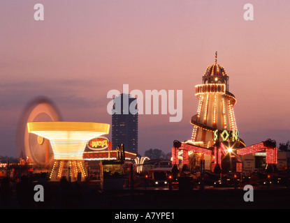 London Hyde Park evento speciale fiera al tramonto con il blocco a torre di Knightsbridge caserma distante Foto Stock