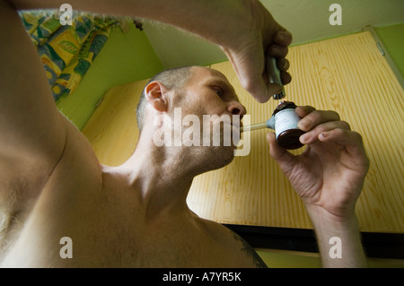 Uomo di fumare cocaina crack Sheffield REGNO UNITO Foto Stock