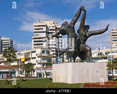 Torremolinos Costa del Sol Malaga Provincia Spagna Statua di Pablo Picasso dipinto due donne correre sulla spiaggia la gara Foto Stock