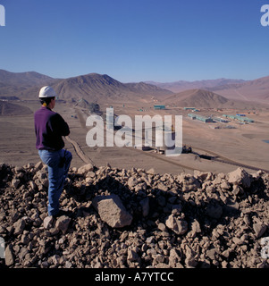 Vista sull'impianto di lavorazione con un ingegnere presso una miniera di rame nel deserto di Atacama, nel Cile settentrionale, Sud America Foto Stock