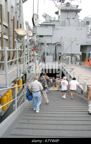 Stati Uniti, California, San Diego, persone touring USS Pearl Harbor nave della marina americana durante la settimana della flotta. Foto Stock