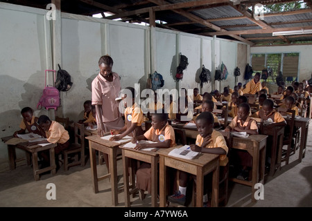 All'interno dell'aula di gruppo misto di ragazze e ragazzi, bambini della scuola junior in una classe geografica in Ghana, Africa occidentale Foto Stock