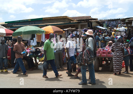 Commercianti, falkers e acquirenti nel colorato e affollato mercato africano di strada a Bogoso, Ghana Occidentale, Africa Occidentale Foto Stock