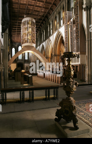 Cattedrale di Llandaff Llandaff Cardiff che mostra la vista posteriore di Sir Jacob Epstein s Cristo in maestà statua da altare per coro Foto Stock