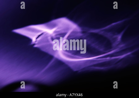 Immagine concettuale di hot plasma ionizzato materia interessata da un campo magnetico Foto Stock